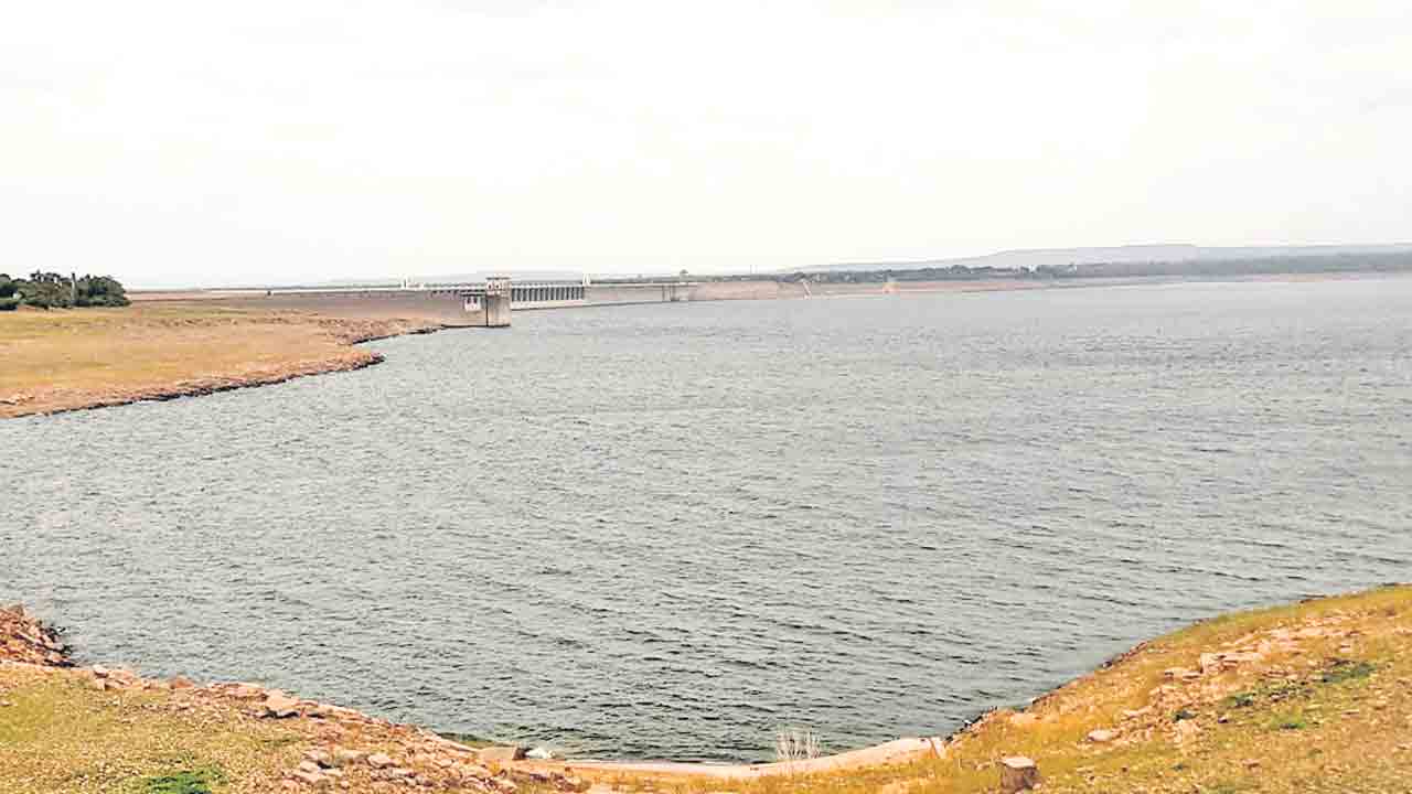 పరవళ్లు తొక్కుతున్న కృష్ణమ్మ