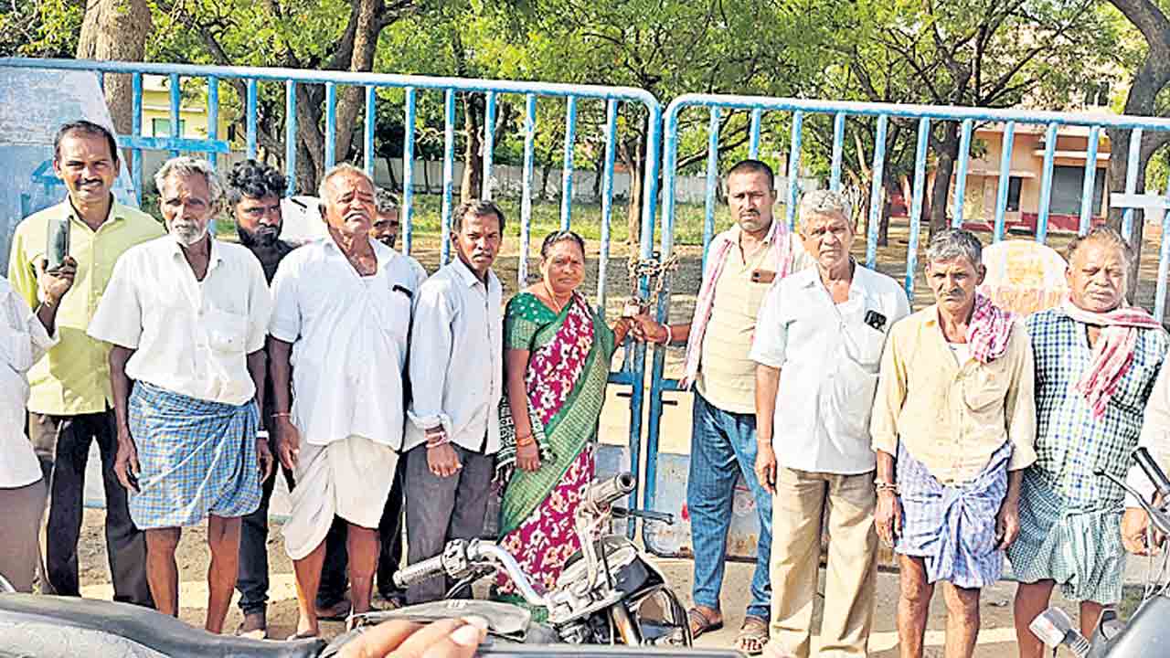 పాల బిల్లుల కోసం రైతుల ఆందోళన