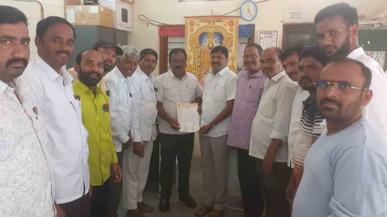 Narsapur Municipality | సమస్యలకు కేరాఫ్‌ అడ్రస్‌గా శ్రీ వెంకటేశ్వర కాలనీ.. అధికారులకు కాలనీ వాసుల వినతి పత్రం