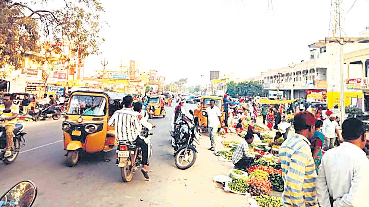 రహదారిపై సంత.. రాకపోకలకు చింత