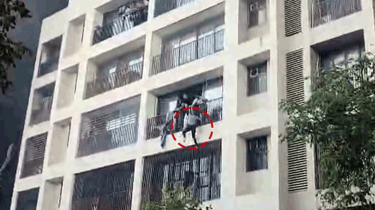 Air India Plane crash | బాల్కనీల నుంచి దూకిన విద్యార్థులు.. వెలుగులోకి కొత్త వీడియో