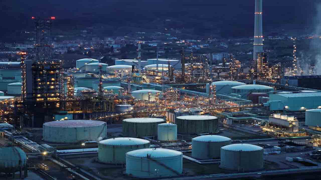 Oil Prices Jump | మధ్యప్రాచ్యంలో సంక్షోభం.. ఐదు నెలల గరిష్టానికి చమురు ధరలు