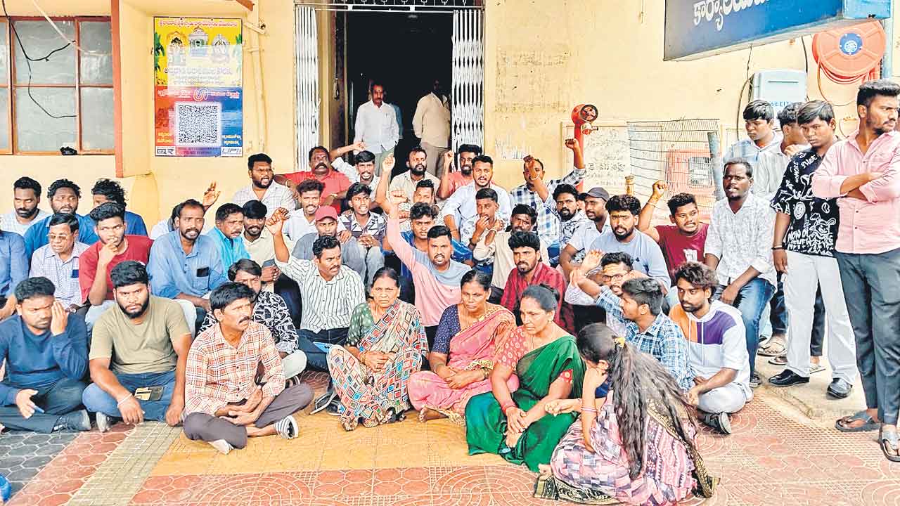 నా కొడుకు ఆత్మహత్యకు అధికారులే కారణం!.. న్యాయం చేయాలని ఈవో ఆఫీస్ ఎదుట ధర్నా