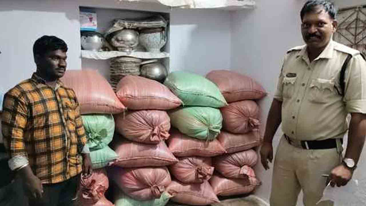PDS rice seize | నిలువ ఉంచిన 7 క్వింటాళ్ల పీడీఎస్‌ బియ్యం పట్టివేత