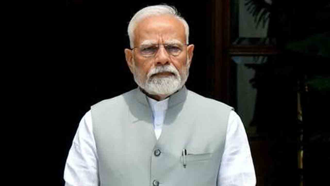 మోదీ స్వరాష్ట్రంలో దళితులపై వివక్ష.. క్షౌరశాలల్లో దళితులకు ప్రవేశం లేదు