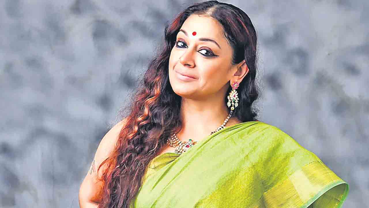 చెట్టు చాటుకెళ్లి దుస్తులు మార్చుకోమన్నారు..