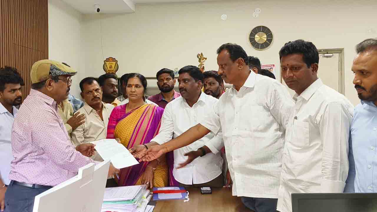 ప్రజలు ఇబ్బందులు పడుతున్నా పట్టించుకోరా : మాజీ ఎమ్మెల్యే పద్మాదేవేందర్రెడ్డి