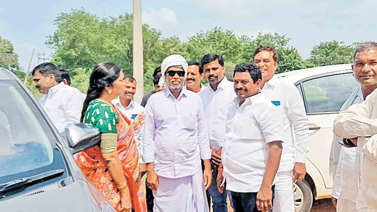 బాధితులకు మాజీ ఎమ్మెల్యేల పరామర్శ