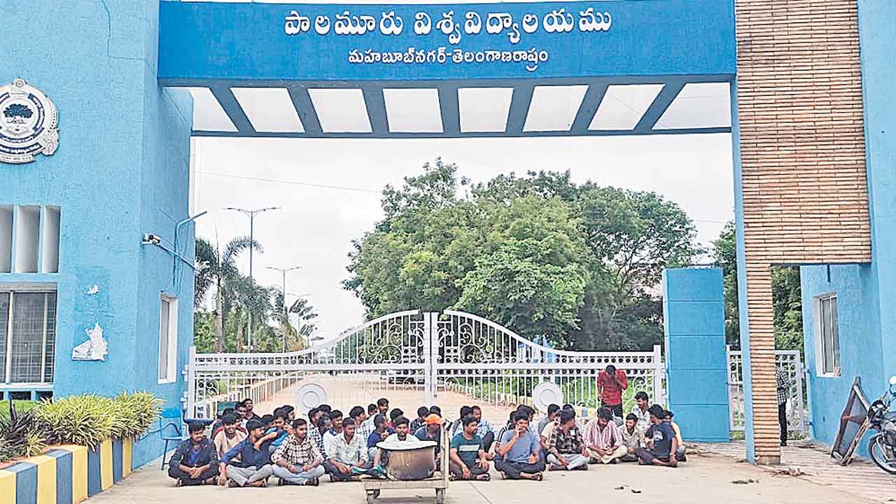 పీయూలో పైసలిస్తేనే భోజనం!