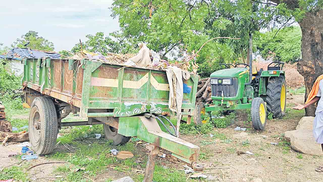 నిరుపయోగంగా పల్లె ప్రగతి ట్రాక్టర్‌