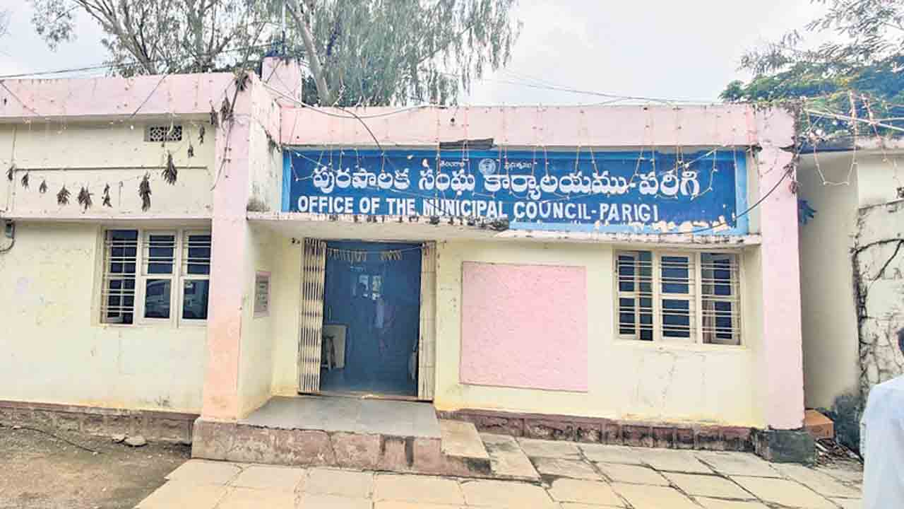 ఆరు నెలలు కావస్తున్నా అందని వేతనాలు