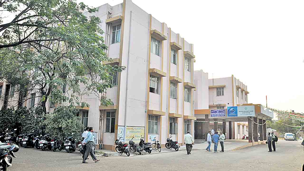 వెల్‌నెస్‌ సెంటర్‌లో మందుల్లేవ్‌..