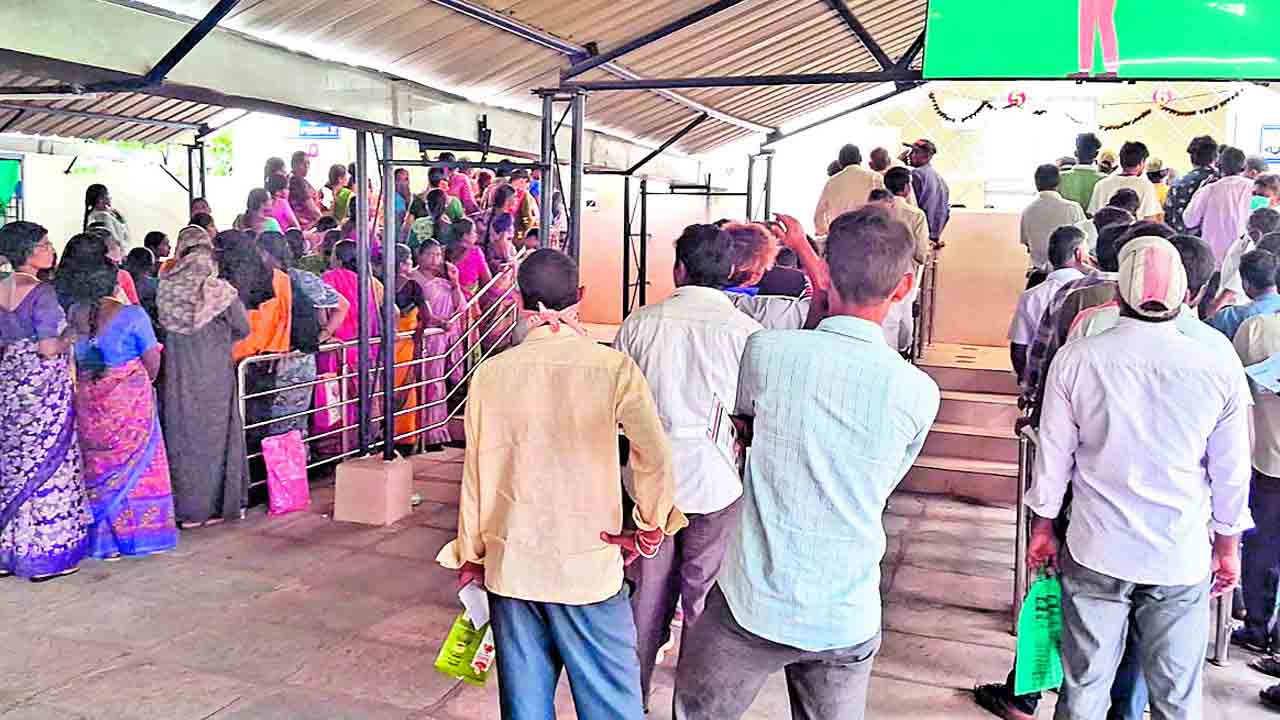 పనిచేయని ప్రింటర్లు.. చేతిరాతతోనే ఓపీ చీటీలు