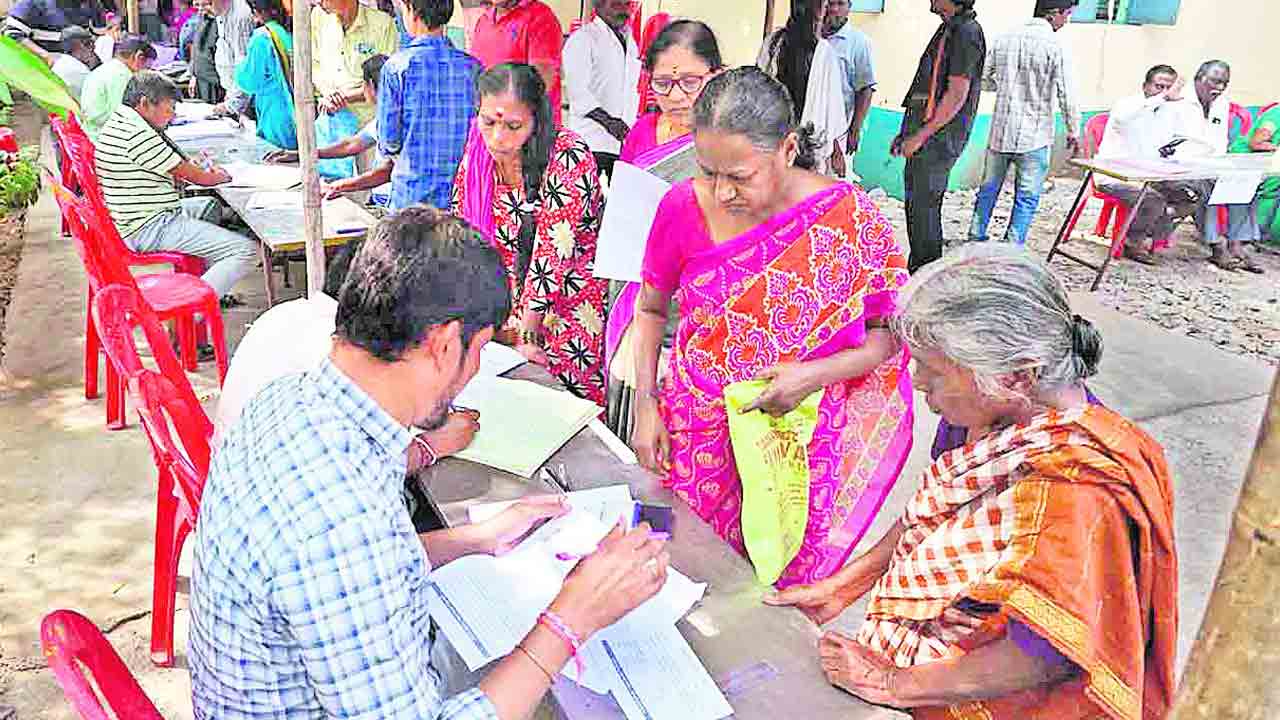 చేయిచ్చారు.. పింఛన్ల ఊసెత్తని కాంగ్రెస్‌ ప్రభుత్వం