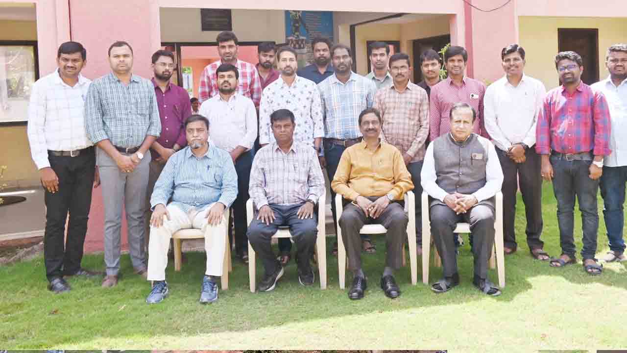 Personality Development | వ్యక్తిత్వ వికాసాన్ని పెంపొందించుకోవాలి : సింగరేణి ఆర్జీ 2 ఏరియా జనరల్ మేనేజర్‌ బి వెంకటయ్య