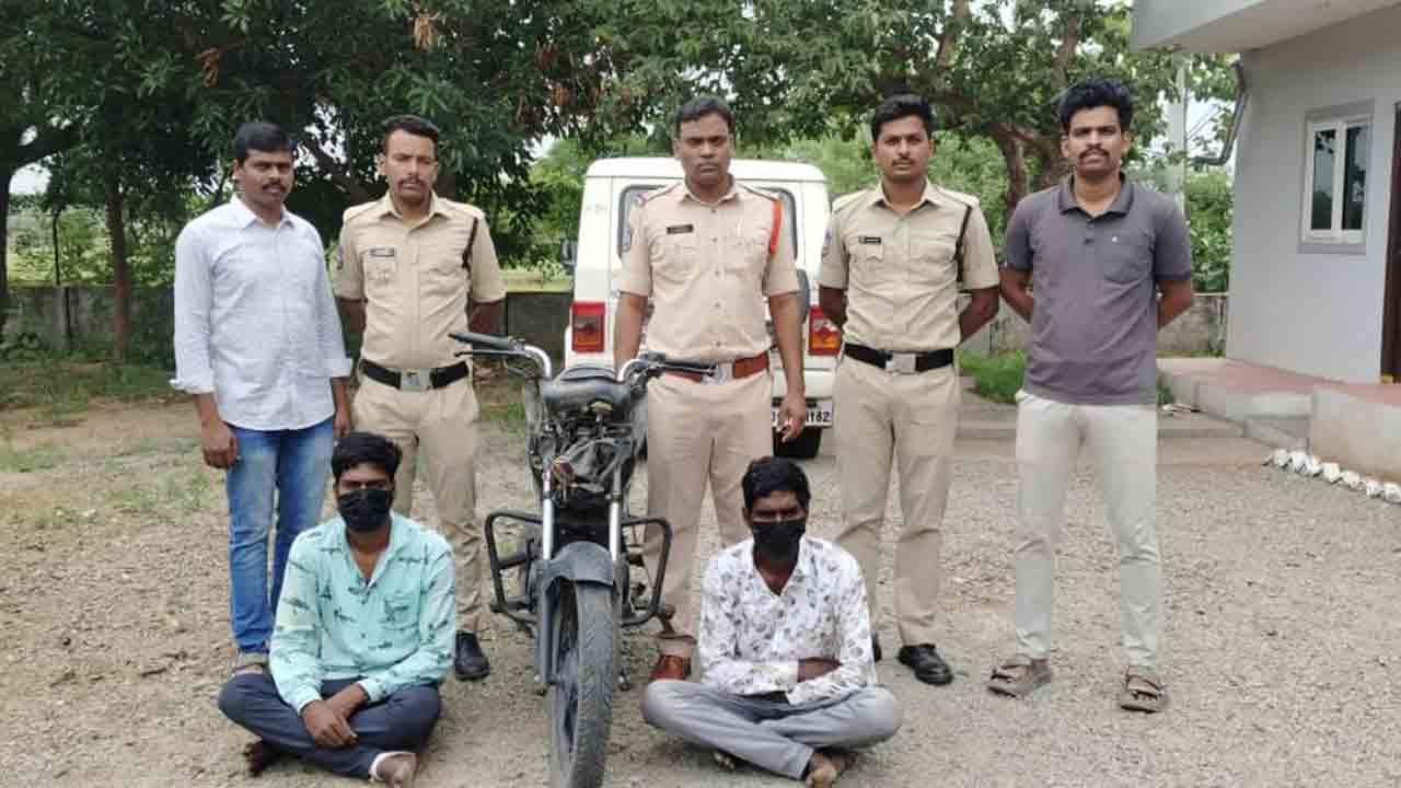 Petrolling | అర్థరాత్రి పెట్రోలింగ్‌.. పోలీసుల అదుపులో ఇద్దరు