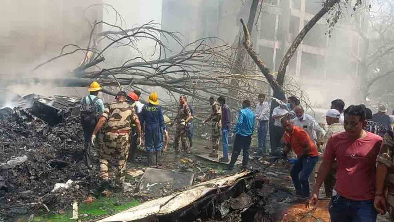Ahmedabad Plane Crash | విమానం కూలిన వెంటనే 1,000 డిగ్రీల ఉష్ణోగ్రతతో మంటలు.. పక్షులు, శునకాలు కూడా తప్పించుకోలేవు