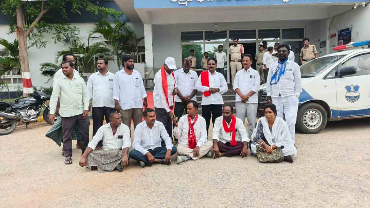 CPM leaders arrest | రైతు కుటంబాలను పరామర్షకు వెళ్లిన సీపీఎం నాయకుల ముందస్తు అరెస్టు