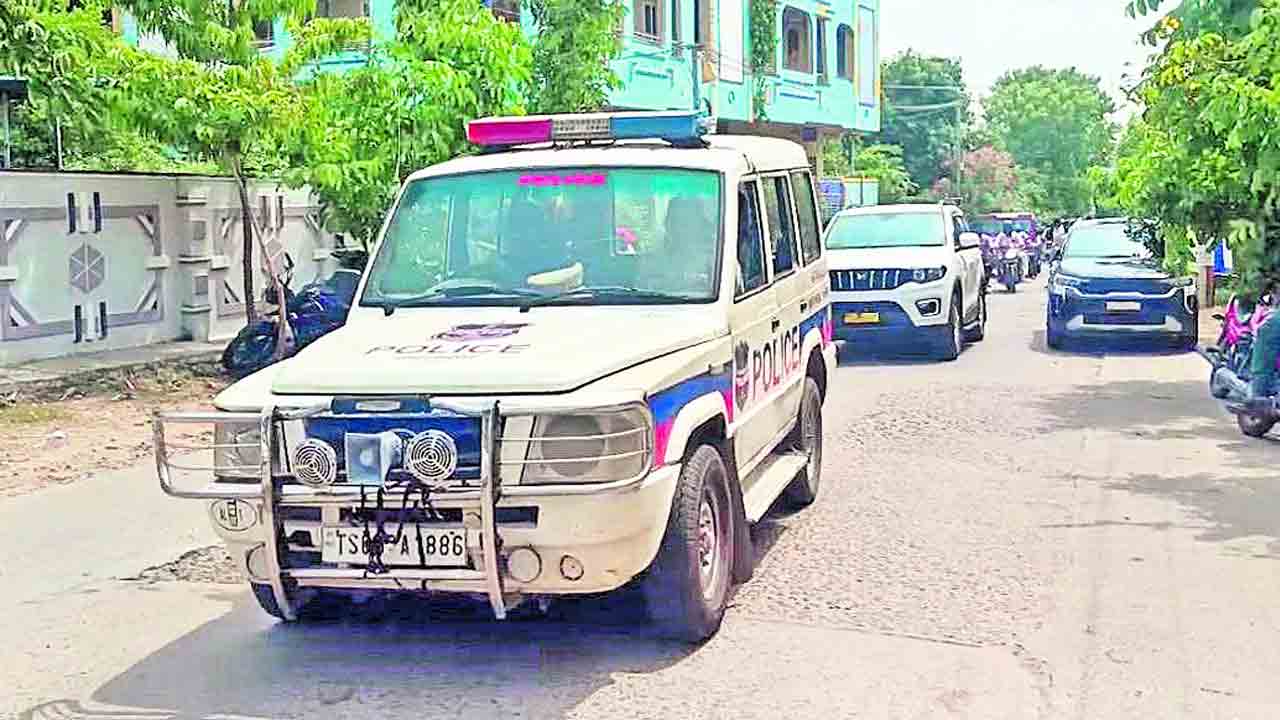 విధులను వదిలి.. కొండా వెంట వెళ్లి..