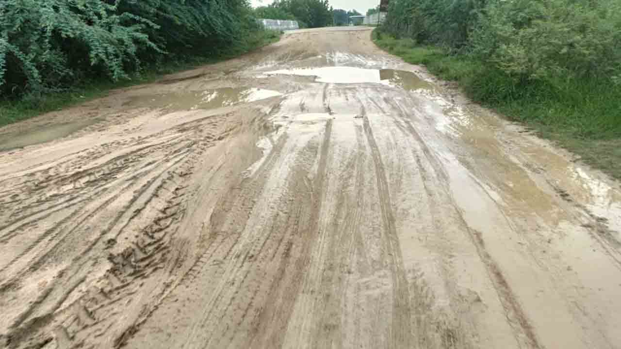 Potholes | ఈ రోడ్డుపై నుంచి వెళ్లాలంటే సర్కస్‌ ఫీట్లు చేయాల్సిందే..!