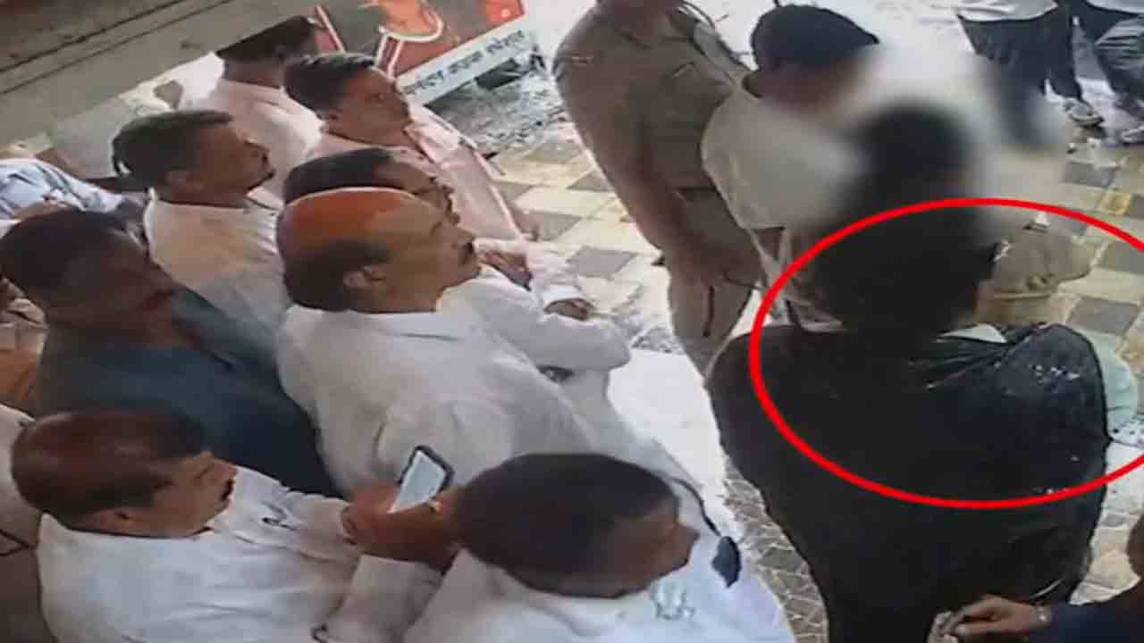 Watch: మహిళా పోలీస్‌ అధికారిణి పట్ల.. అసభ్యకరంగా ప్రవర్తించిన బీజేపీ నేత, కేసు నమోదు