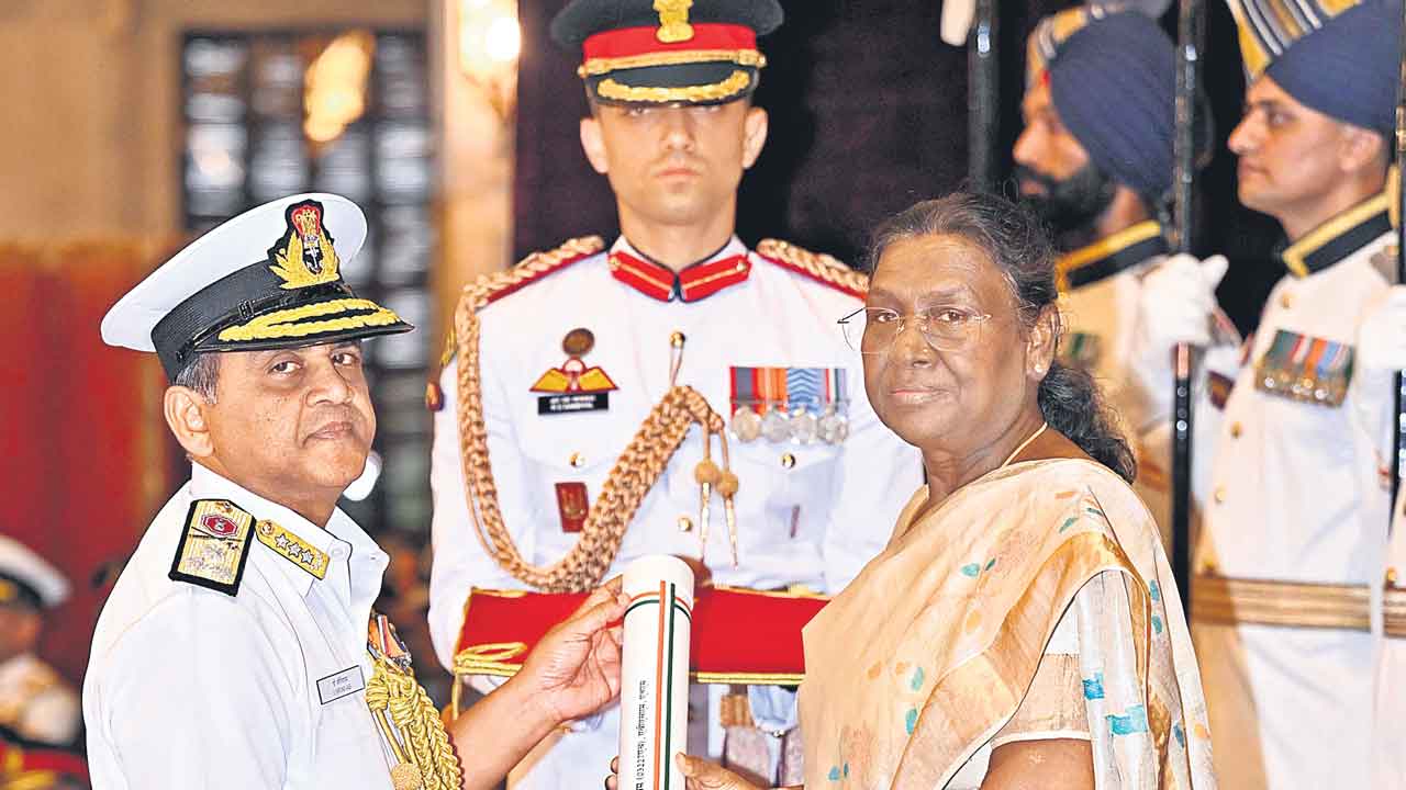త్రివిధ దళాలకు రాష్ట్రపతి విశిష్ఠ సేవా పతకాలు