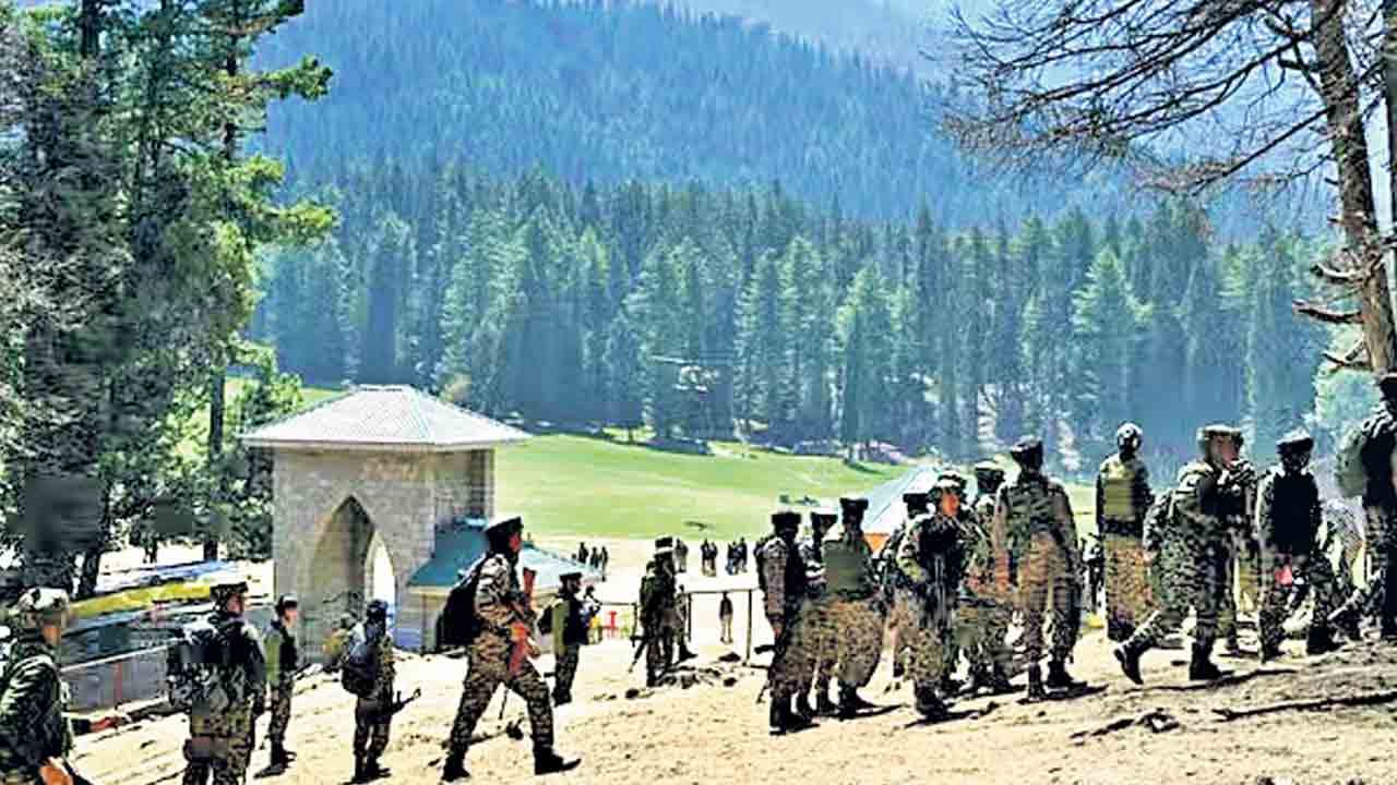 మద్దతుదారుల మెప్పు కోసమే మోదీ వాగాడంబరం