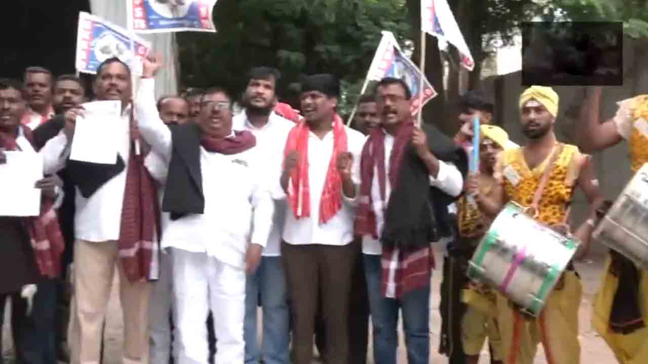 Yadav community | గాంధీభవన్‌ ముందు గొర్రెలతో యాదవుల నిరసన.. ఎందుకంటే..!