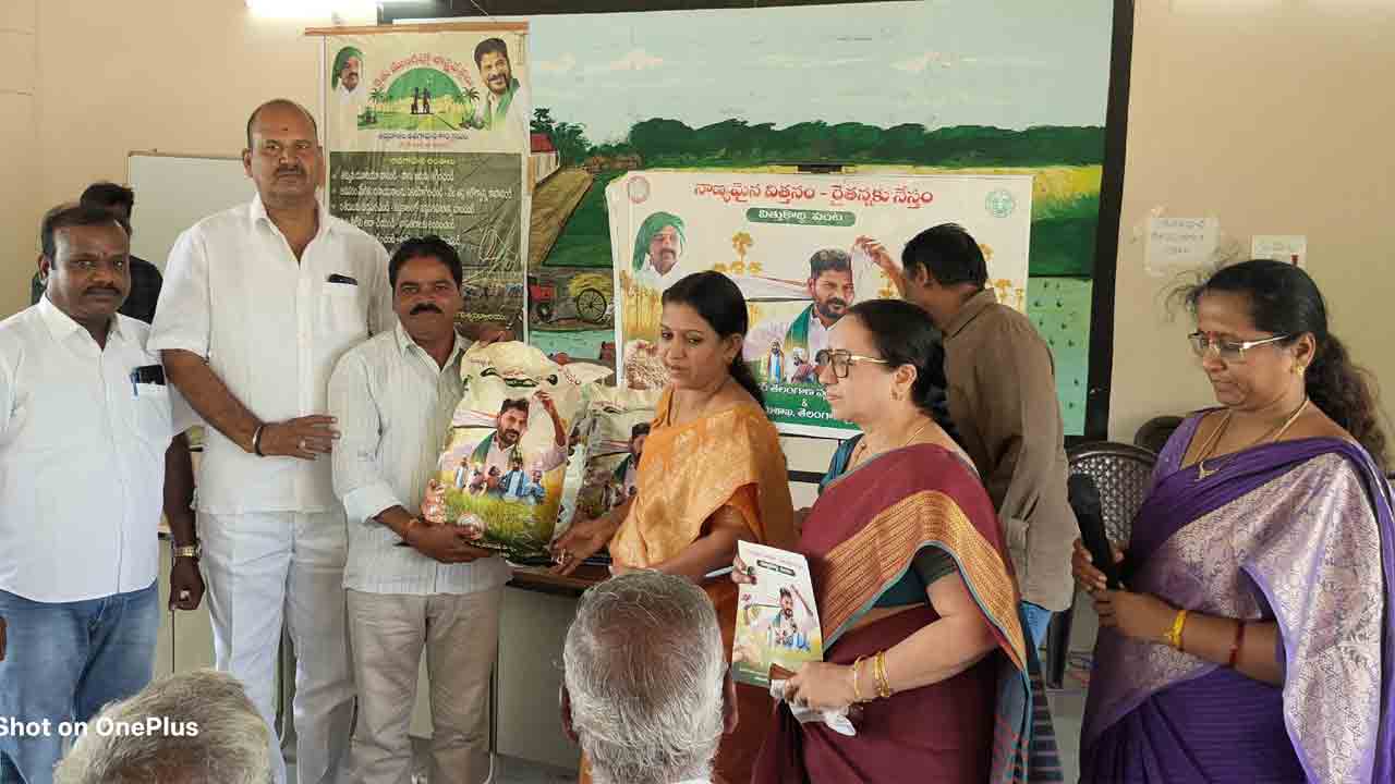 Quality Seeds | ప్రతీ రైతుకు క్వాలిటీ విత్తనాలు పంపిణీ చేయాలి : వ్యవసాయాధికారి చంద్రకళ