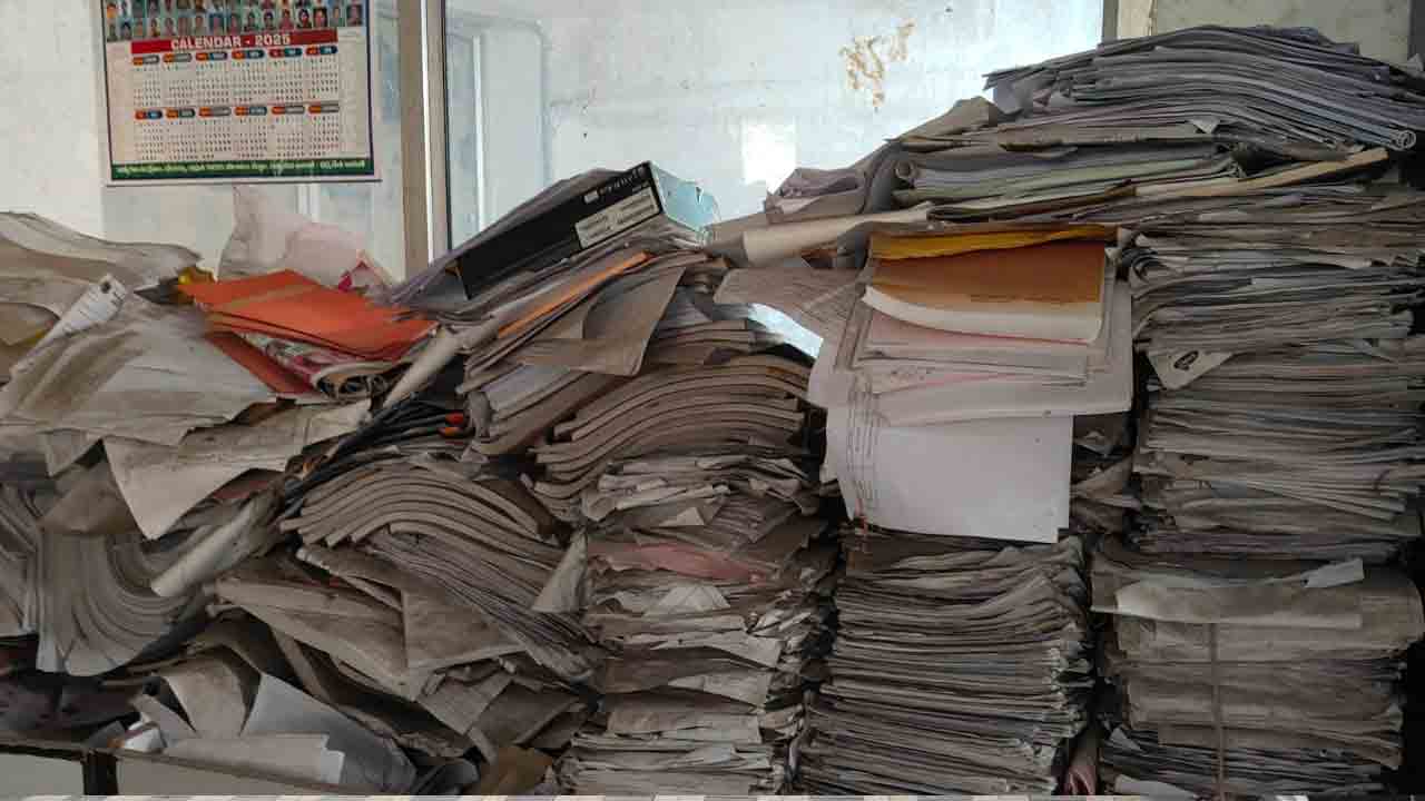 Quthbullapur Circle Office | ఎక్కడ చూసినా రికార్డులు, పత్రాలు.. కుత్బుల్లాపూర్ సర్కిల్ కార్యాలయంలో భద్రత కరువు