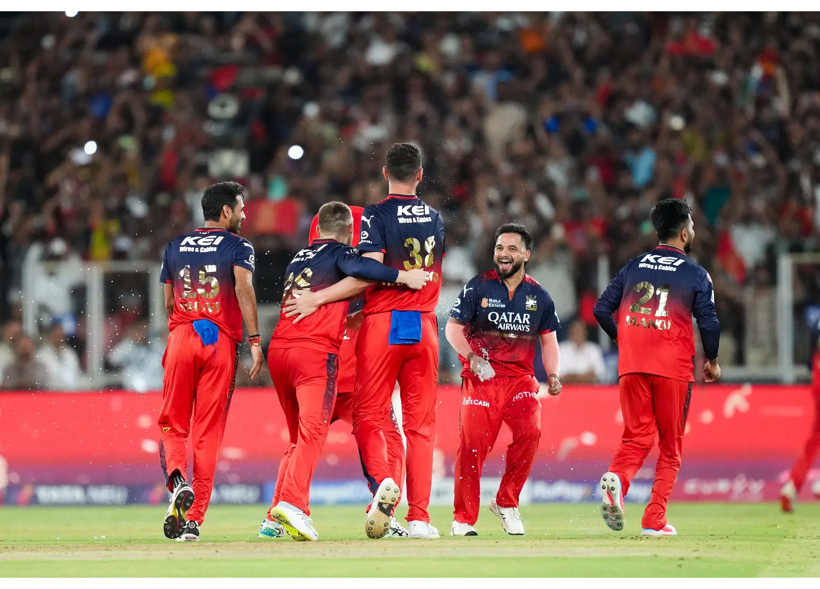 ఆర్‌సీబీ, విరాట్‌ కోహ్లీ అని నినదిస్తూ స్టేడియాన్ని ఉర్రూతలూగించారు. 