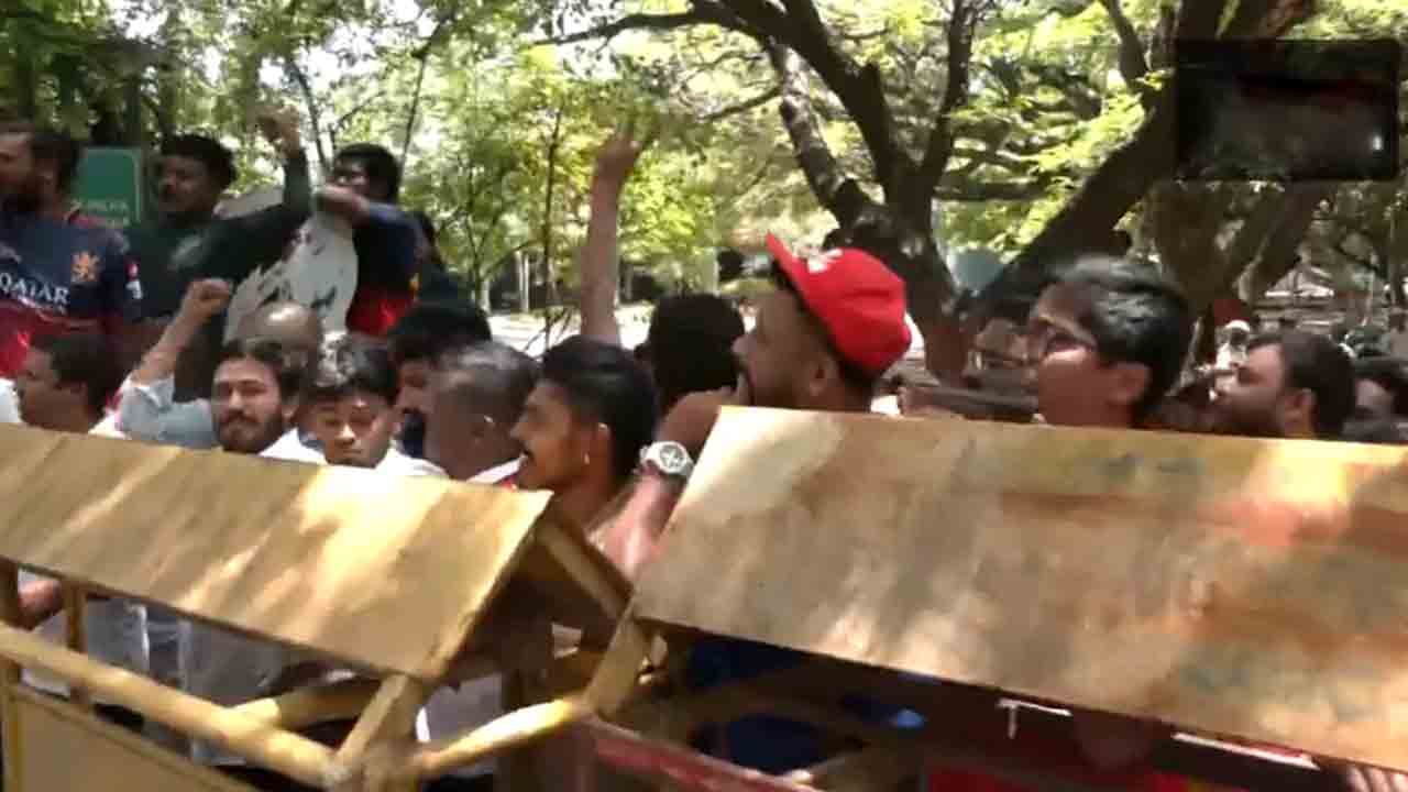 RCB team | కాసేపట్లో బెంగళూరుకు ఆర్సీబీ టీమ్.. ఎయిర్పోర్టు దగ్గర అభిమానుల సందడి.. Video