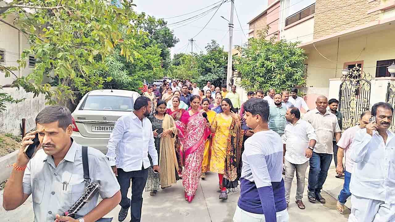 కాంగ్రెస్‌ నే తలకేనా ఇందిరమ్మ ఇండ్లు