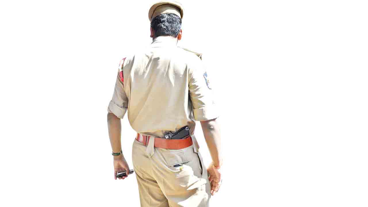 పోలీసుల తీరు విమర్మలపాలు..