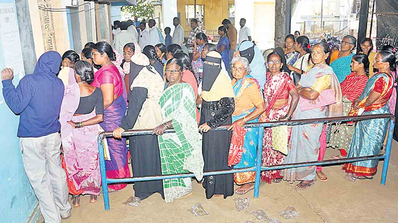 పారిశుధ్యం కరువై.. అనారోగ్యం చేరువై..