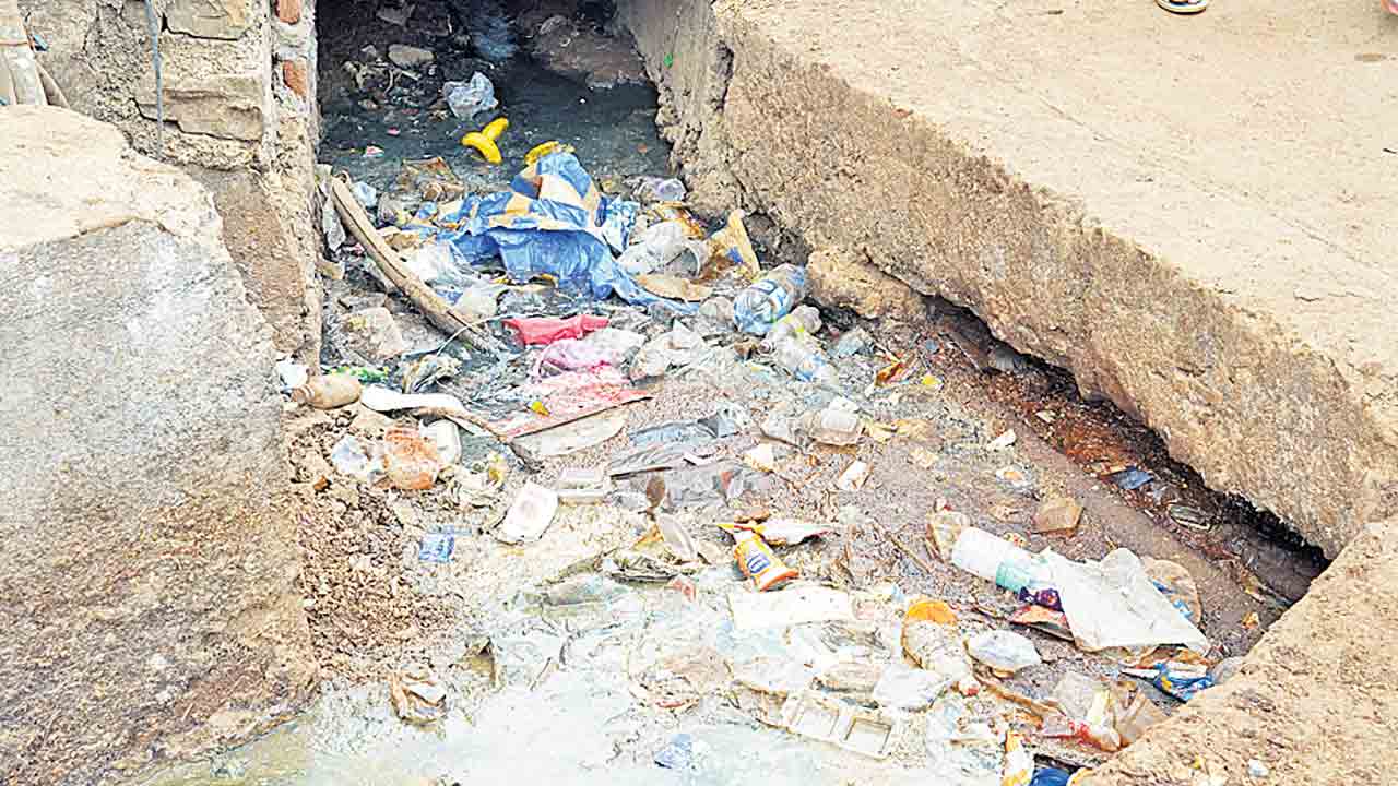 మున్సిపాలిటీల్లో కంపు.. కంపు..