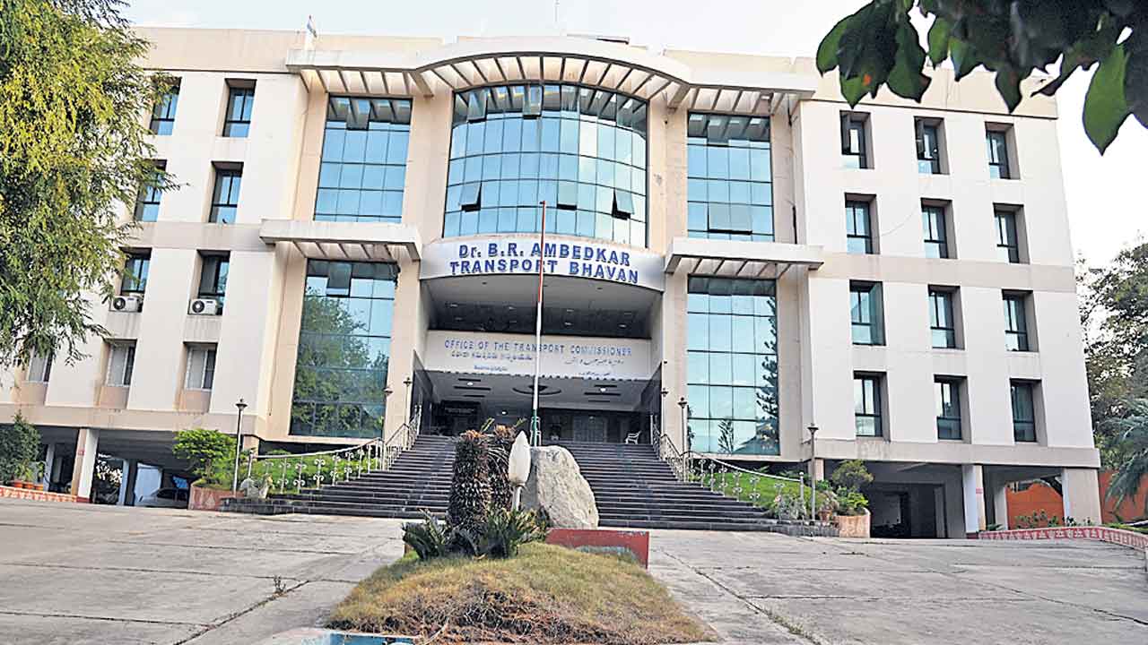 దళారులే చక్కబెట్టేస్తున్నారు.. ఆర్టీఏ కార్యాలయాల్లో ఏజెంట్లదే రాజ్యం