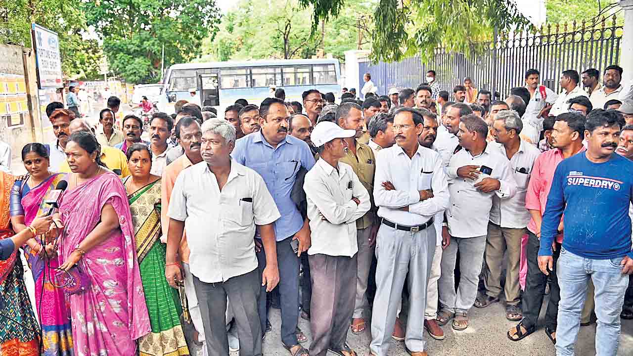 RTC Employees | మా ఉద్యోగాలు.. మాకివ్వండి.. బస్‌ భవన్‌ ఎదుట ఆర్టీసీ ఉద్యోగుల ఆందోళన