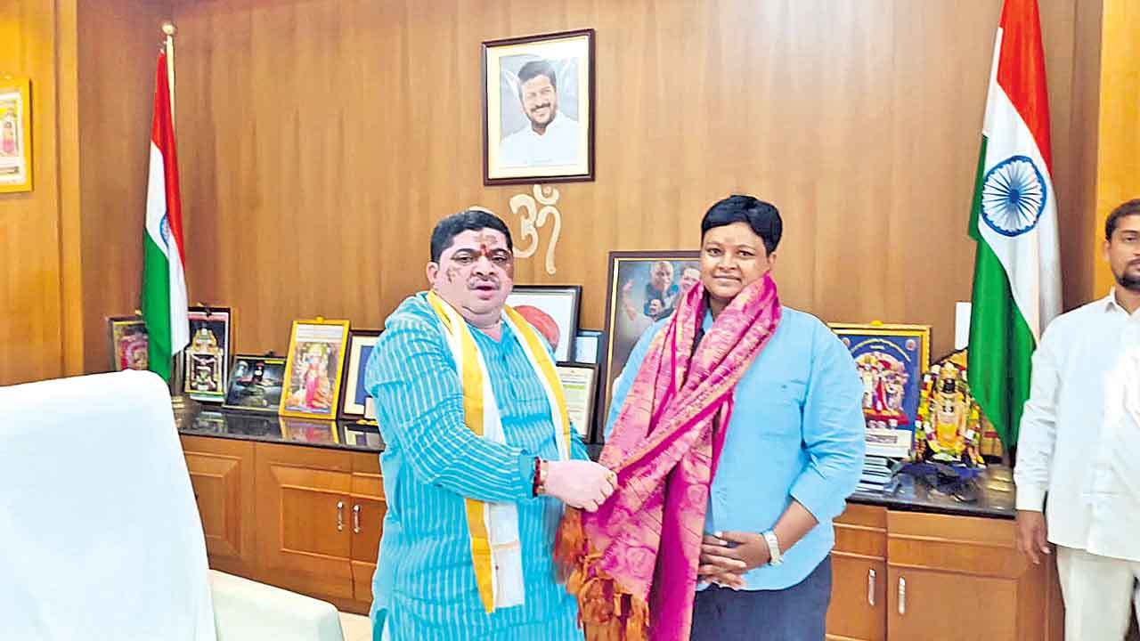 ఆర్టీసీలో తొలి మహిళాడ్రైవర్‌కు సత్కారం