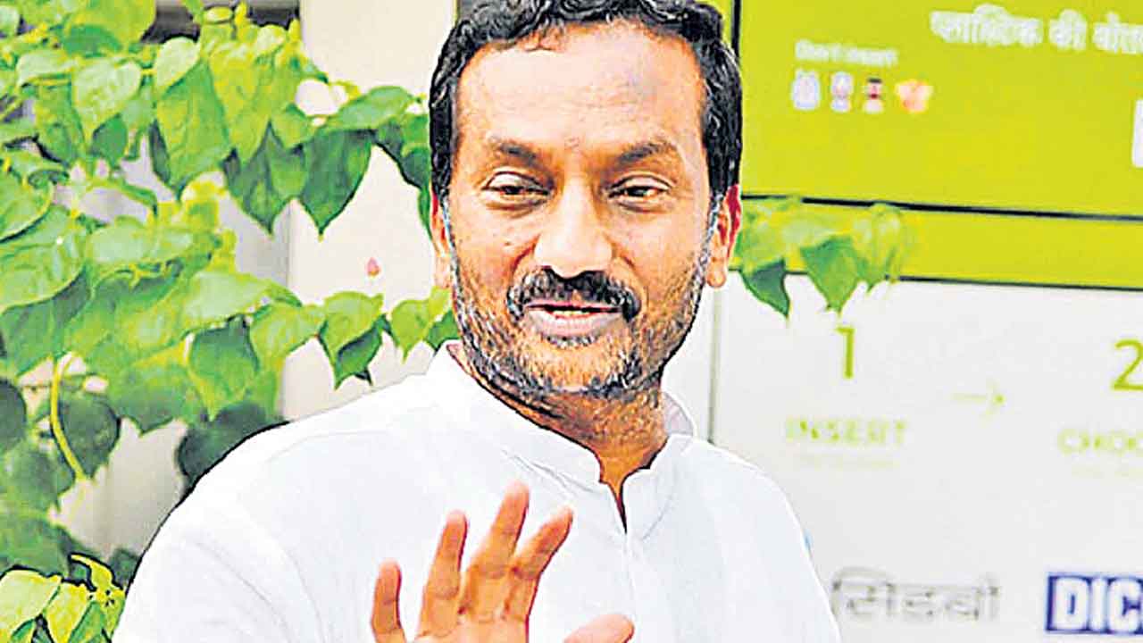 బీజేపీ ఎంపీ.. కాంగ్రెస్‌కు వత్తాసు.. బాబా ఫసీయుద్దీన్‌కు బాసటగా రఘునందన్‌