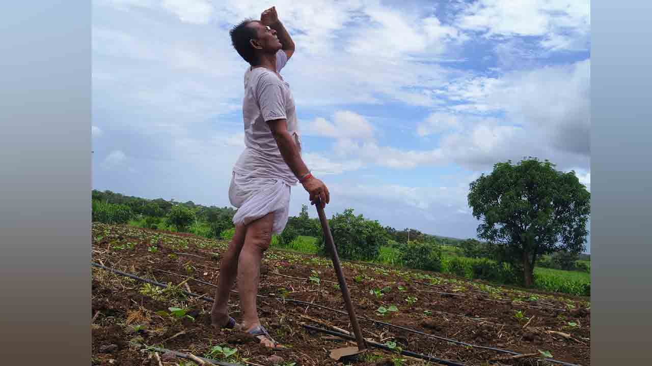 Rains | వరుణ దేవా కరుణించవా.. వర్షాల కోసం రైతన్నల ఎదురుచూపులు