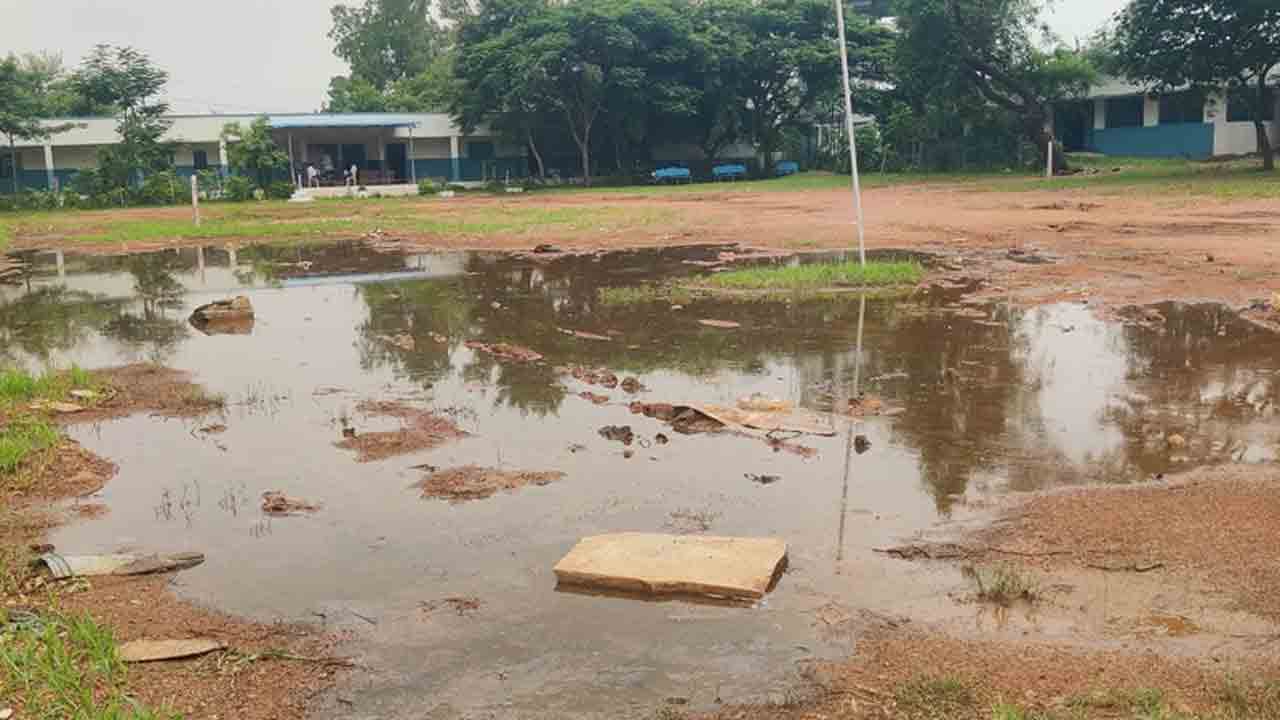 Schools Reopen | పాఠశాలలు పునఃప్రారంభం రోజునే విద్యార్థులకు అవస్థలు షురూ