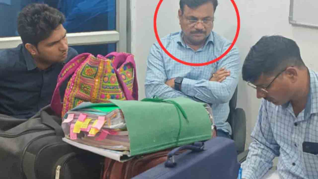 Cop Caught With Rs 9 Lakh Bribe | కారులో రూ.9 లక్షలకుపైగా డబ్బుతో పోలీస్ అధికారి.. పట్టుకున్న ఏసీబీ