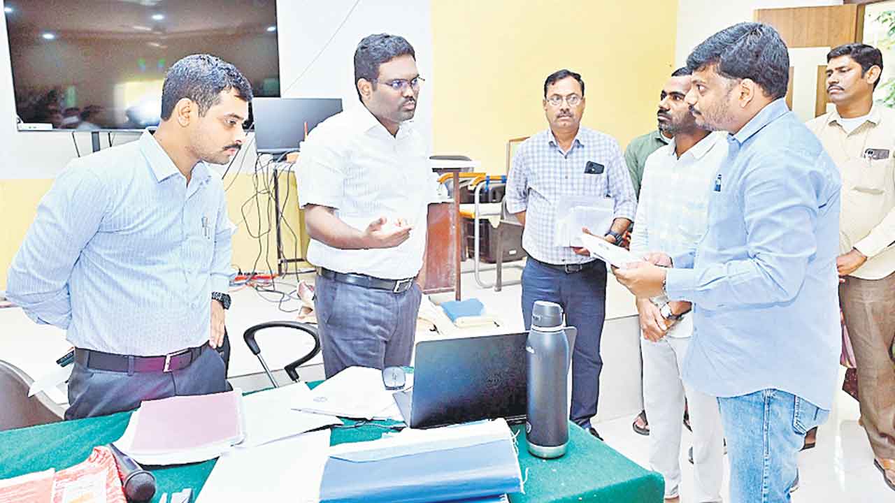 ప్రతి దరఖాస్తునూ స్వీకరించాలి