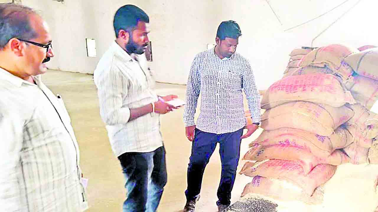 చిరిగిన బస్తాల్లో బియ్యం సరఫరా చేయొద్దు