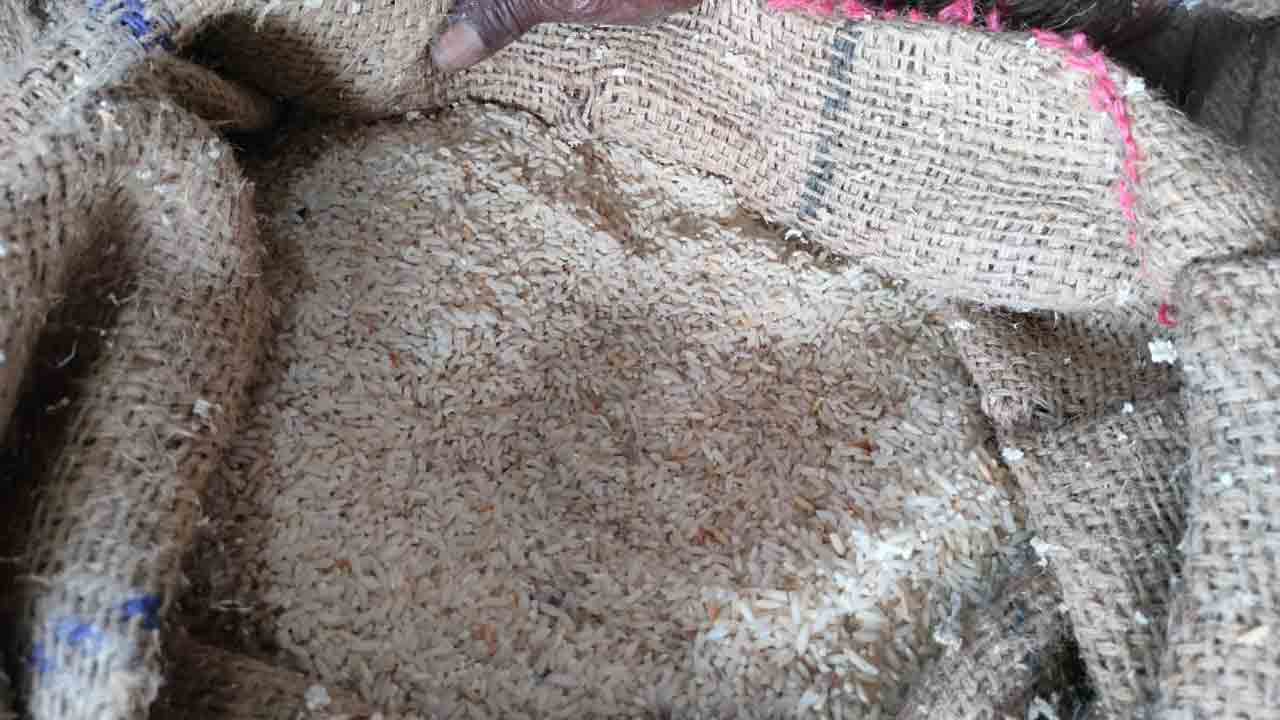 Ration Rice | సన్నబియ్యానికి బదులు తుట్టెలు పట్టిన దొడ్డు బియ్యం.. మాకొద్దంటున్న లబ్ధిదారులు