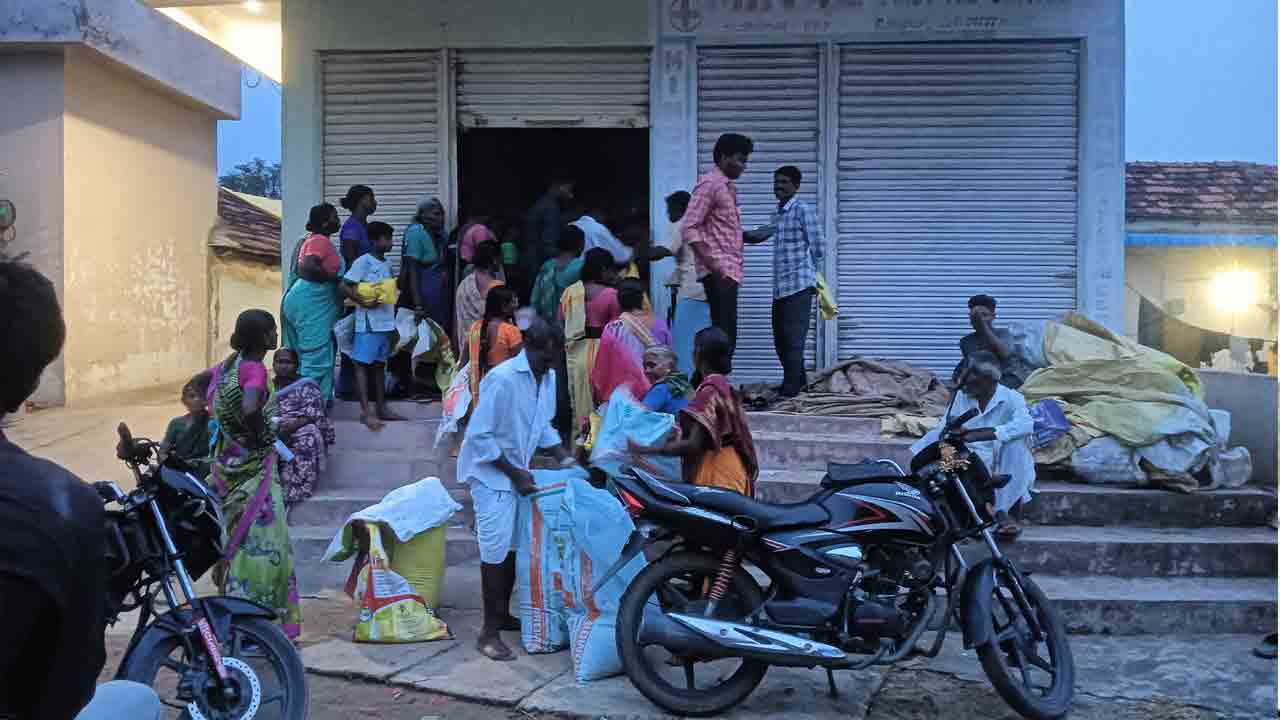 Ration Shops | వేలి ముద్రలు, తూకంతో ఆలస్యం.. రాంపూర్‌లో రేషన్ కోసం జనం బారులు