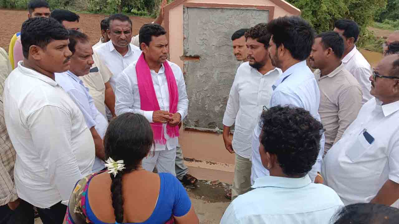 అభివృద్ధి చేయలేకనే శిలాఫలకాల కూల్చివేతలు