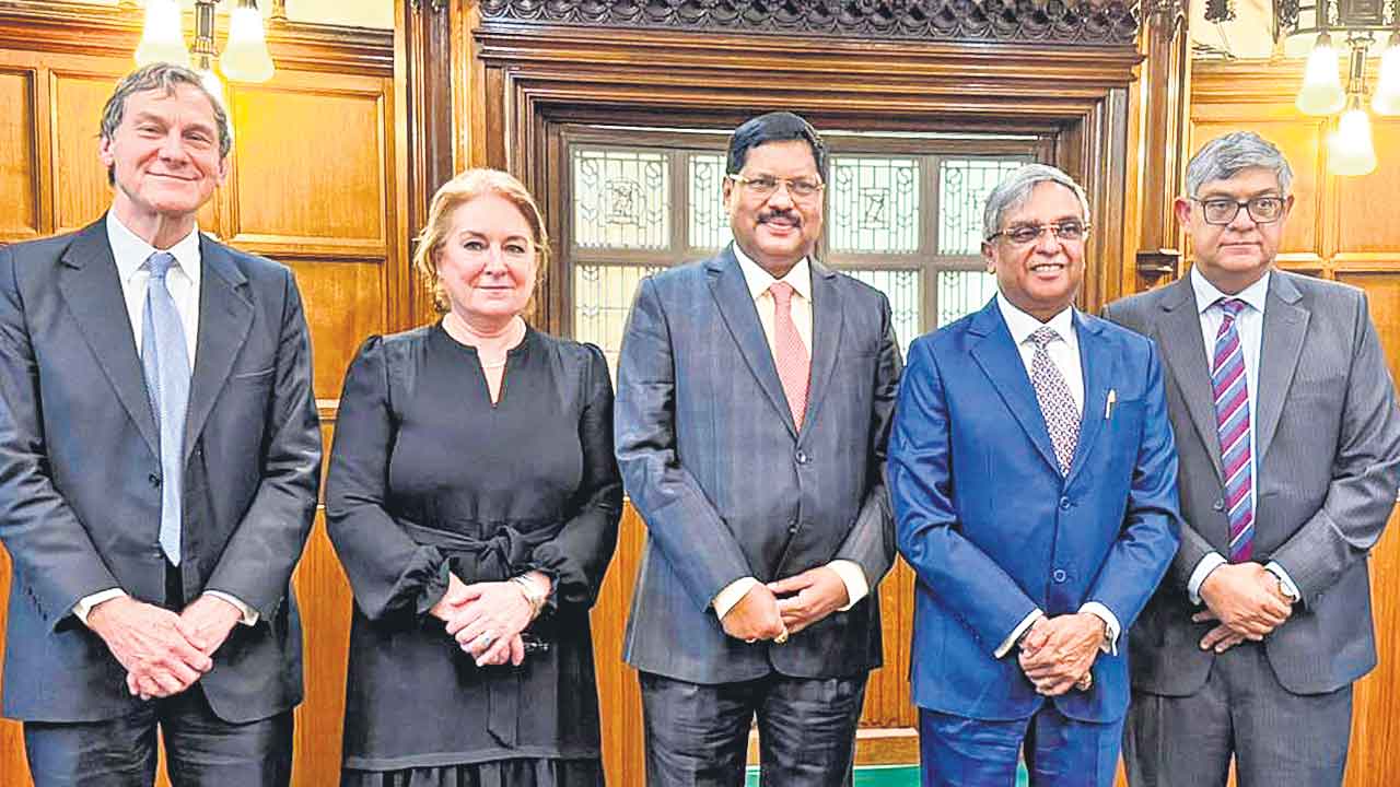 రిటైర్డ్‌ జడ్జీలు ప్రభుత్వ పదవులు చేపట్టరాదు