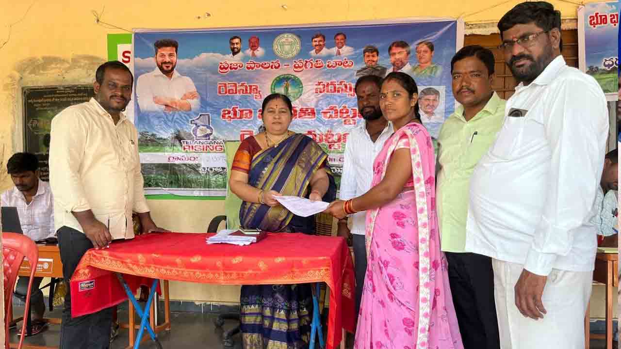 Revenue conferences | రైతుల సమస్యల పరిష్కారం కోసమే రెవెన్యూ సదస్సులు : తహసీల్దార్‌ రజినీకుమారి